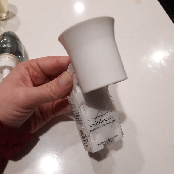 Bath & Body Works Wallflower Plug AND Refills NEW - Picture 6 of 8